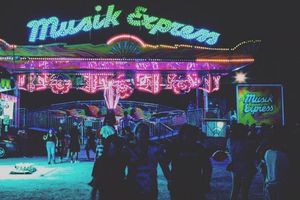 ¡Sin pudor! Pareja es sorprendida teniendo intimidad en plena Feria de Tijuana