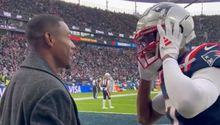 Ju-Ju Smith Schuster saluda a David Alaba previo al Pats vs Colts