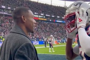 Ju-Ju Smith Schuster saluda a David Alaba previo al Pats vs Colts