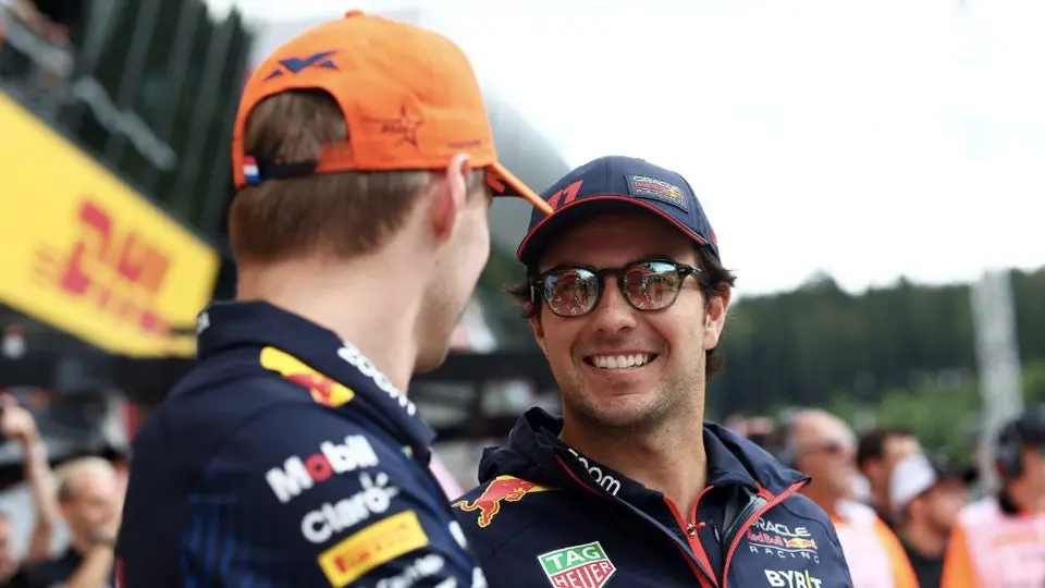 Checo Pérez por reclamos de Sainz: 'Me da risa, fue una buena batalla con Carlos'