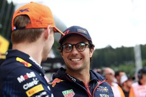 Checo Pérez por reclamos de Sainz: 'Me da risa, fue una buena batalla con Carlos'