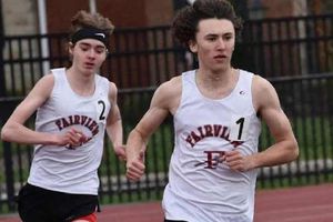 ¡Se equivocaron de deporte! Dos atletas se pelean en plena carrera