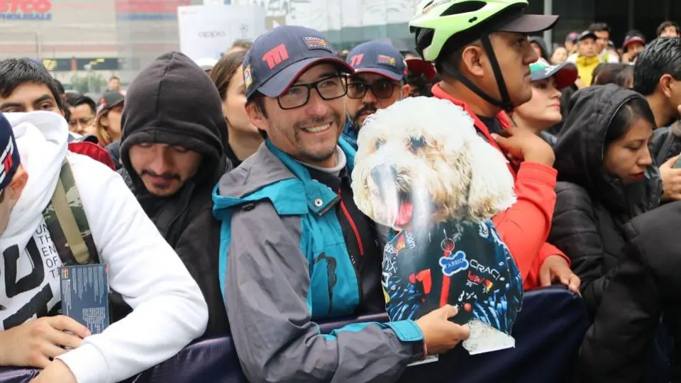 ¡Inicia la Checomanía! Cientos de fans se reúnen para ver a Sergio Pérez previo al GP de México