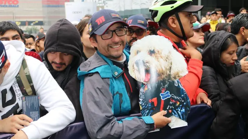 ¡Inicia la Checomanía! Cientos de fans se reúnen para ver a Sergio Pérez previo al GP de México