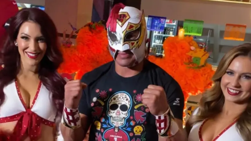 Volador Jr. recibió un regalo de manos de Big Red, mascota de Arizona Cardinals