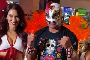Volador Jr. recibió un regalo de manos de Big Red, mascota de Arizona Cardinals
