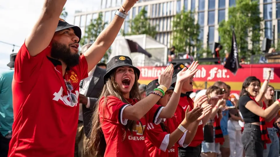 Afición del Manchester United protesta en contra de la Familia Glazer, dueña del equipo