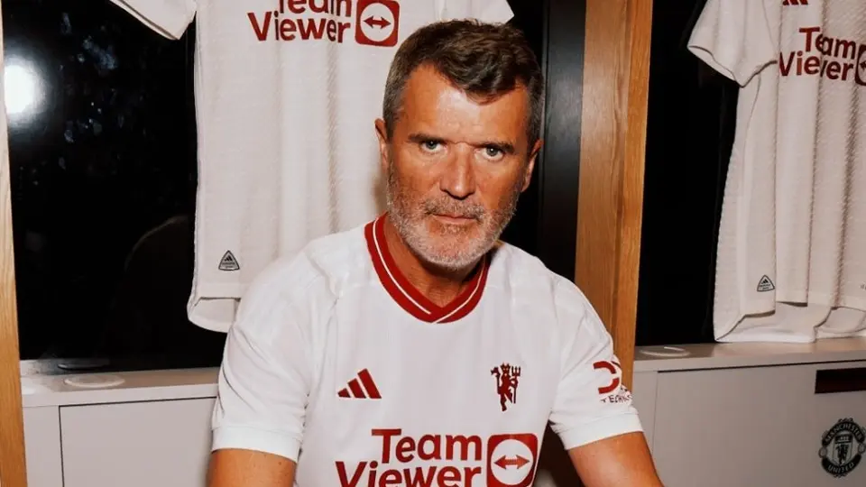 ¡Belleza! Roy Keane presenta la nueva playera del Manchester United