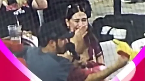 Fanático de Tomateros pide matrimonio en estadio, lo rechazan y luego aceptan