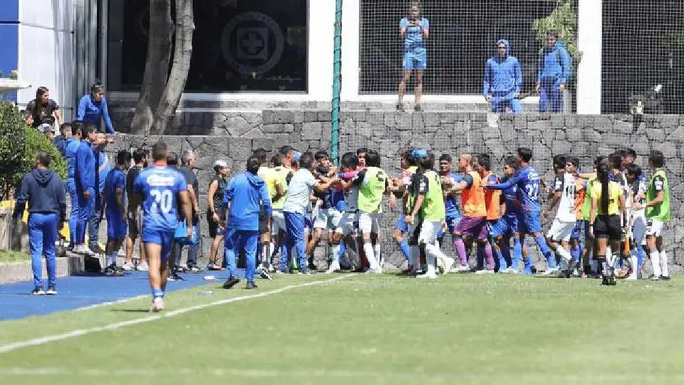 Preparador físico de Cruz Azul se va suspendido tras bronca ante Querétaro en la Sub 23