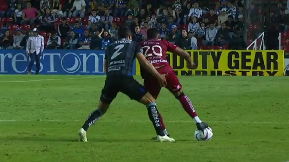 Omar Mendoza es expulsado por tocar indebidamente a Juan Zapata en el Querétaro vs Atlas