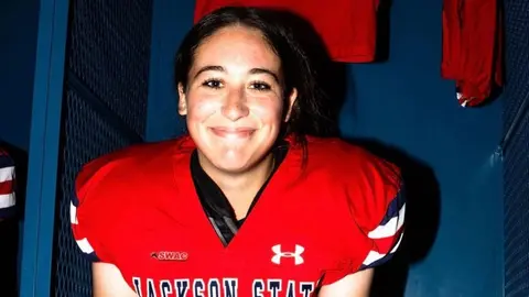 La mexicoamericana, Leilani Armenta, se convierte en la primera pateadora de la NCAA