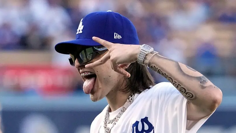 Peso Pluma se luce en Grandes Ligas y lanza la primera bola en juego de los Dodgers