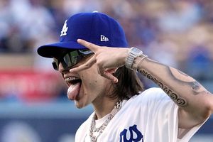 Peso Pluma se luce en Grandes Ligas y lanza la primera bola en juego de los Dodgers