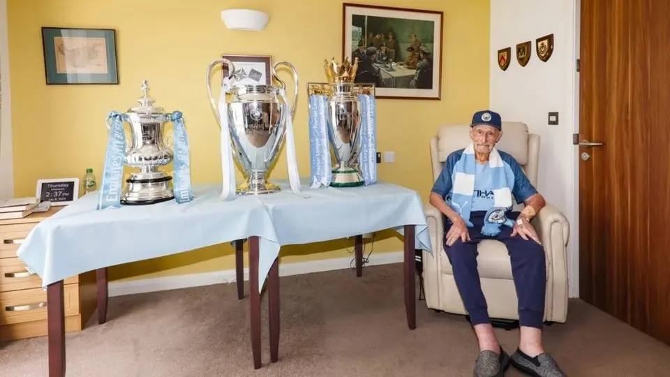 ¡Detalle de equipo grande! Manchester City inicia gira de trofeos con aficionado de 102 años