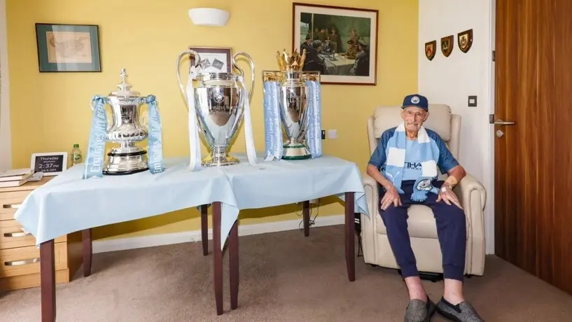 ¡Detalle de equipo grande! Manchester City inicia gira de trofeos con aficionado de 102 años