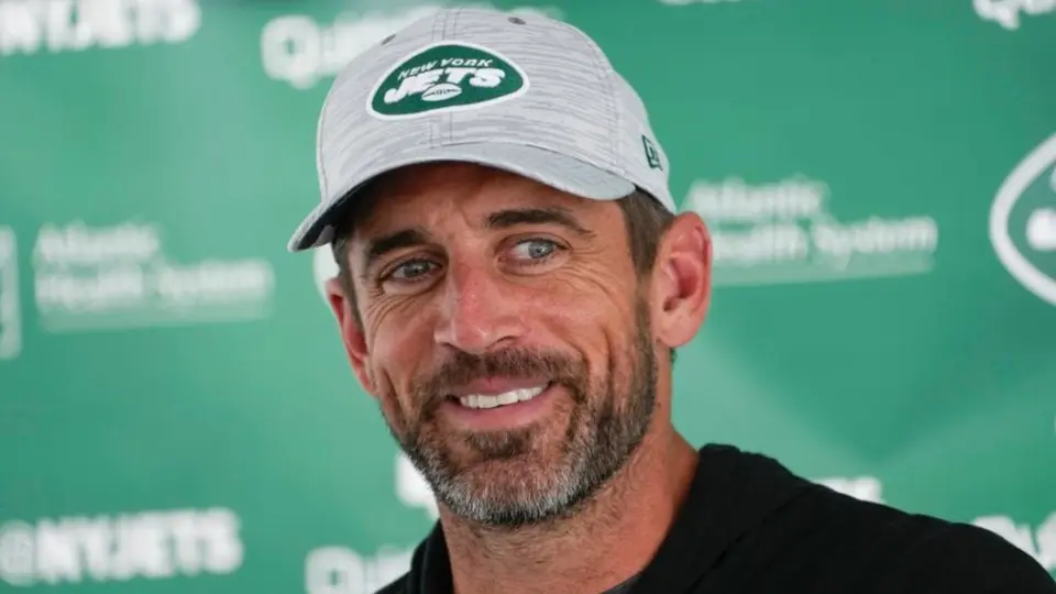 Debut de Aaron Rodgers con Jets deberá esperar; no jugará el partido del Salón de la Fama