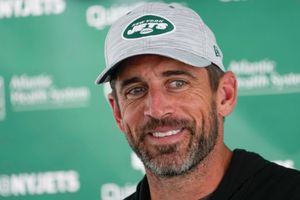 Debut de Aaron Rodgers con Jets deberá esperar; no jugará el partido del Salón de la Fama