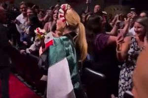 ¡A la mexicana! Adele festejó el 15 de septiembre con la bandera de México