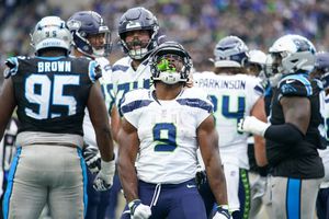Kenneth Walker III lidera el triunfo de los Seahawks contra Carolina