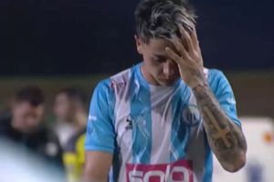 Leonel Ovejero se orina en el campo de futbol y es expulsado en Argentina