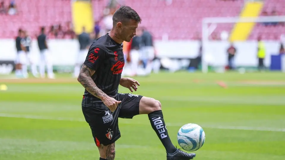 Atlas informa que Brian Lozano sufrió una fractura de rótula derecha
