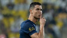 Cristiano Ronaldo manda a callar a aficionados que coreaban "Messi, Messi" en pleno partido