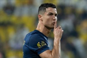 Cristiano Ronaldo manda a callar a aficionados que coreaban "Messi, Messi" en pleno partido