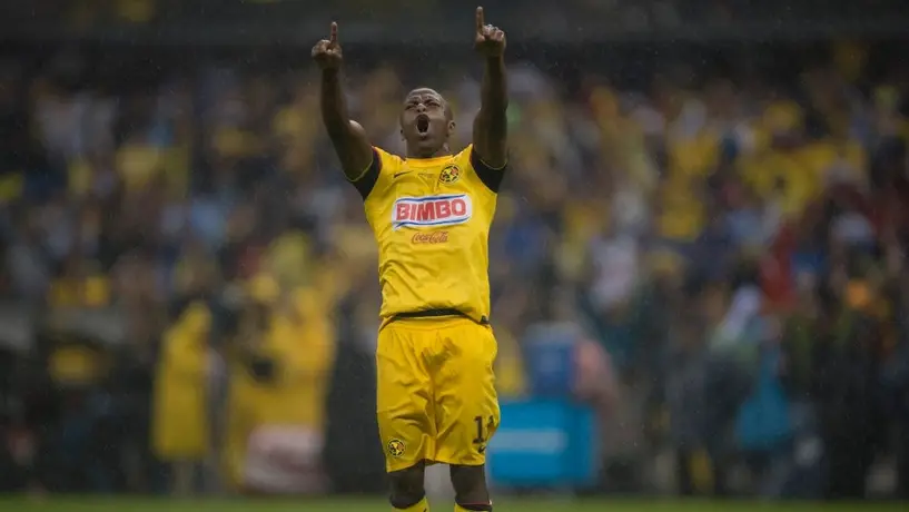Antonio Valencia visita tumba de 'Chucho' Benítez tras 10 años de su fallecimiento