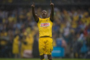 Antonio Valencia visita tumba de 'Chucho' Benítez tras 10 años de su fallecimiento