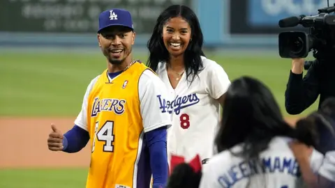 Hija de Kobe Bryant lanza la primera bola en juego de los Dodgers