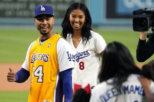 Hija de Kobe Bryant lanza la primera bola en juego de los Dodgers