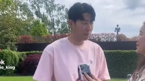 Heung-Min Son evita tocar el celular de una fanática por la marca del mismo