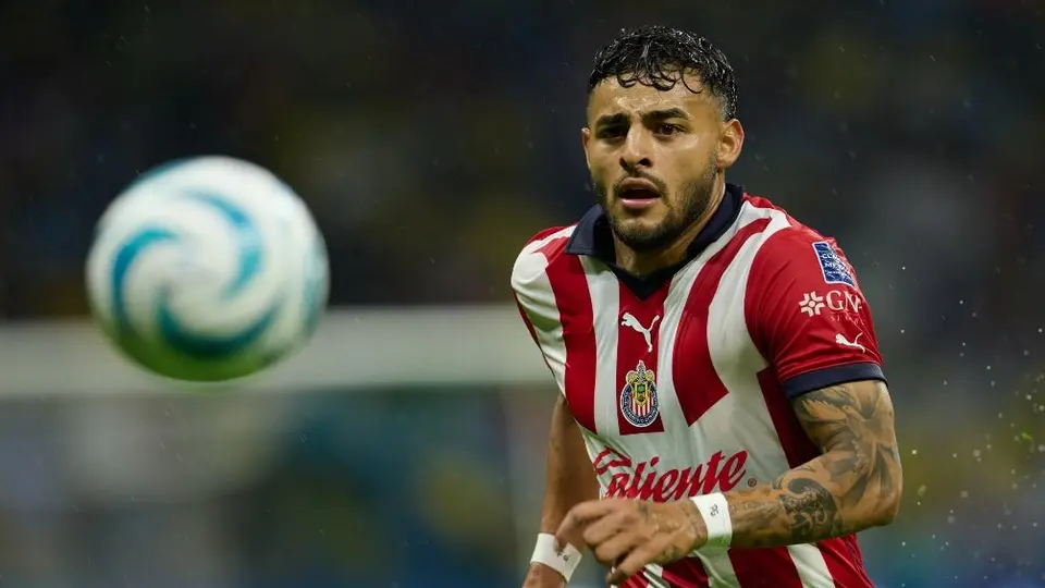 ¿Alexis Vega desaparece o no con Chivas en los juegos importantes? Análisis estadístico