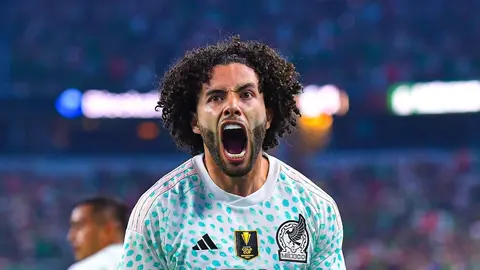 'Chino' Huerta regalará su playera de debut con la Selección Mexicana a su mamá