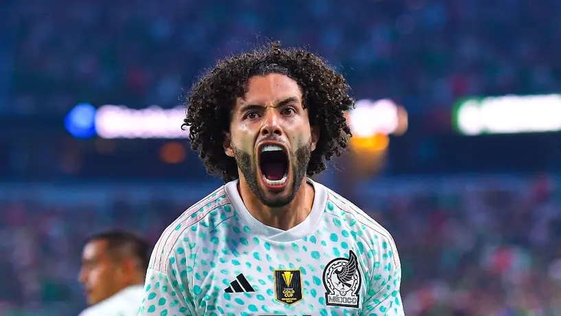 'Chino' Huerta regalará su playera de debut con la Selección Mexicana a su mamá