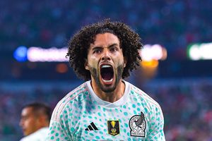 'Chino' Huerta regalará su playera de debut con la Selección Mexicana a su mamá