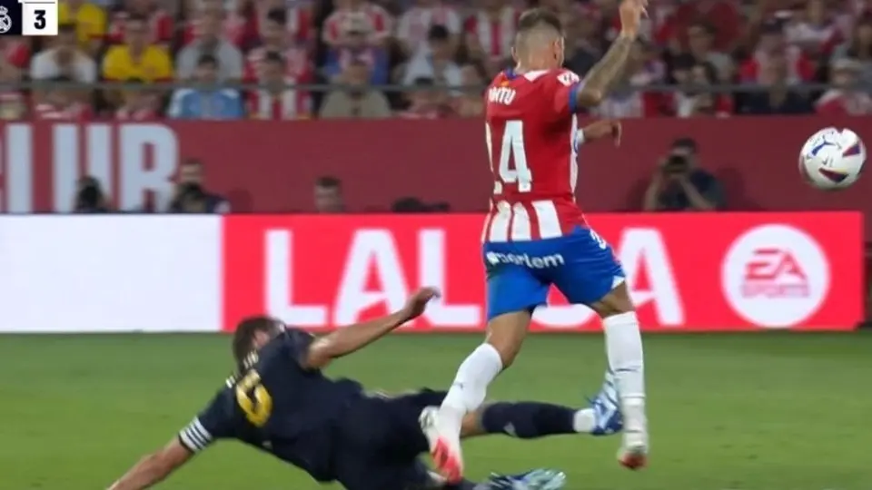 LaLiga: Nacho Fernández mandó al hospital a Cristian Portugués tras una fuerte barrida