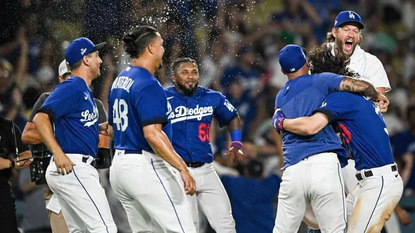Dodgers vencen a Blue Jays en extrainnings y remontan la serie
