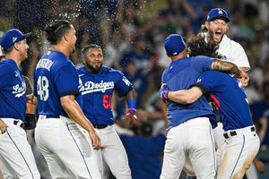 Dodgers vencen a Blue Jays en extrainnings y remontan la serie