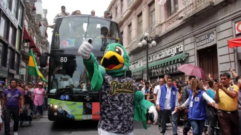 Pericos de Puebla desfilan por el Zócalo tras haber conseguido el campeonato en LMB