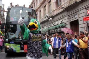 Pericos de Puebla desfilan por el Zócalo tras haber conseguido el campeonato en LMB