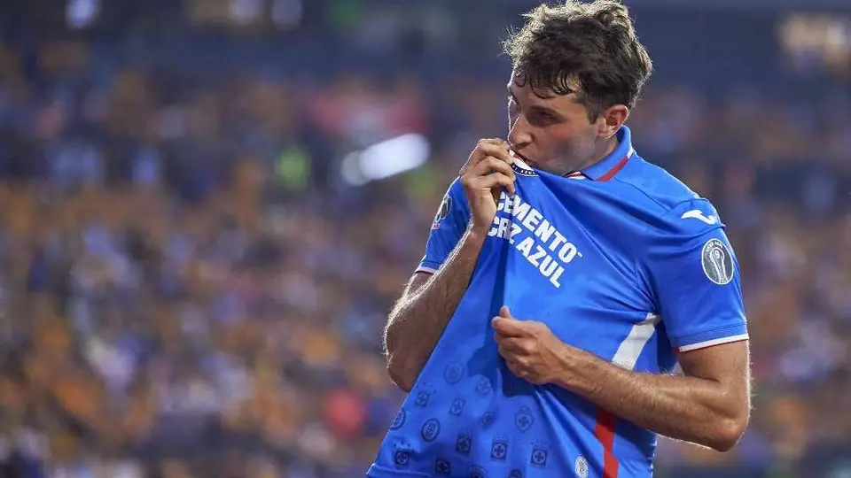 Santi Giménez no se olvida del Cruz Azul: 'Lo llevo a todos lados, en mi corazón'