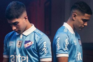 Nacional de Uruguay presentó su nuevo uniforme en honor a la primera victoria de la selección