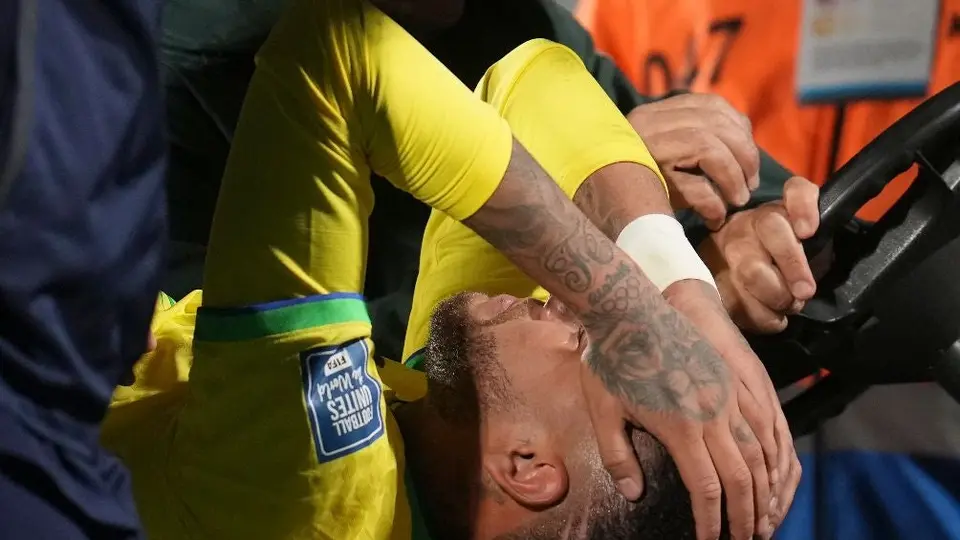 Neymar sale lesionado y en camilla en duelo entre Brasil y Uruguay