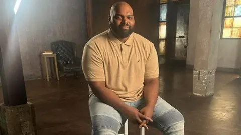 Michael Oher, acusado de intentar extorsionar a la familia Tuohy antes de presentar demanda