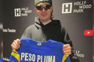 Rams reciben a Peso Pluma y le regalan un jersey de la NFL con su nombre