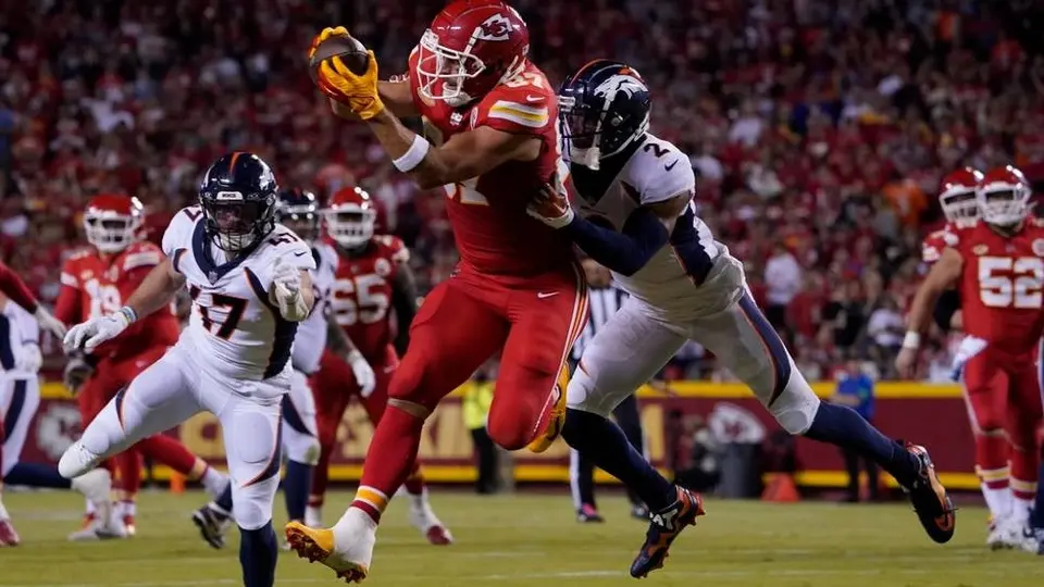 ¡Sigue el efecto ‘Swiftie’! Travis Kelce comanda a los Chiefs a victoria sobre Broncos