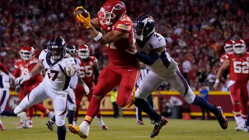 ¡Sigue el efecto ‘Swiftie’! Travis Kelce comanda a los Chiefs a victoria sobre Broncos