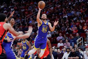 Stephen Curry comanda victoria de los Warriors sobre Rockets